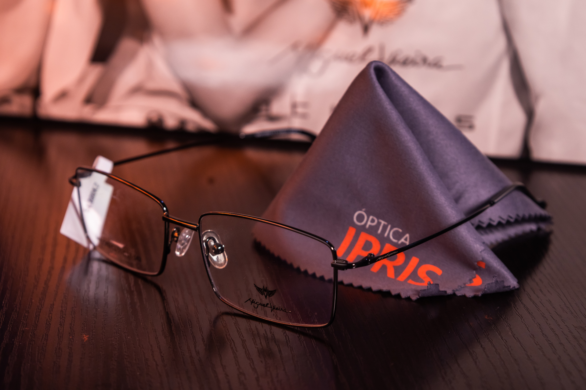 Lente BlueCut premium com reflexo azul característico